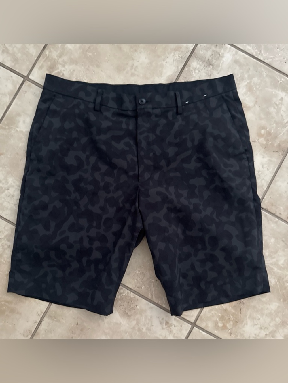 NWOT Uniqlo Men’s Gray Camo Chino Shorts Size Large